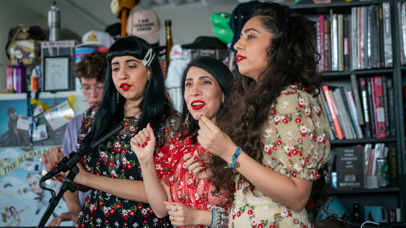 A-wa tiny desk