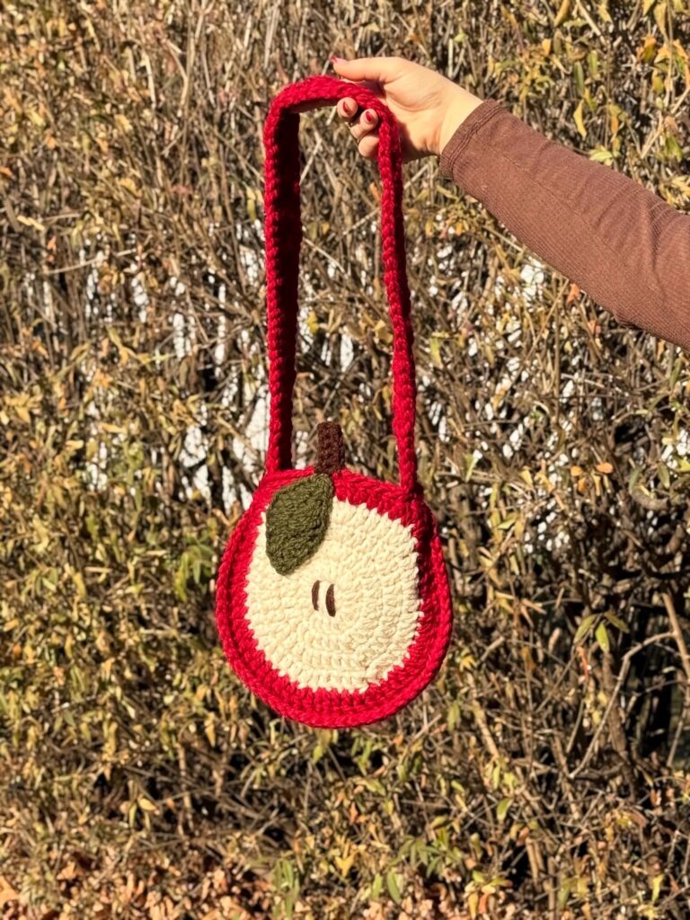 Crochet Apple Bag by LuckyCloverCrochetCo (Etsy)