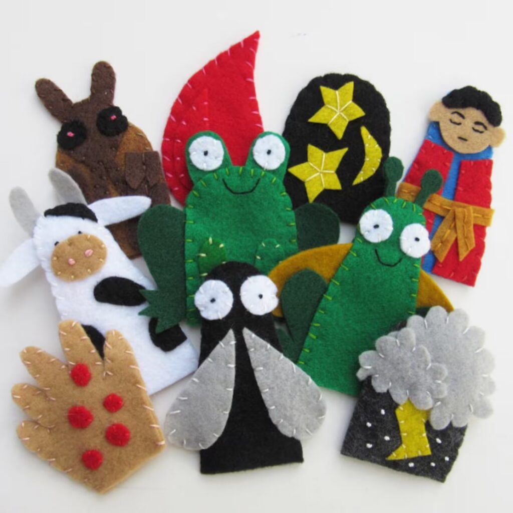 Felt 10 Plague Finger Puppets by ThePaintedTrunk (Etsy)